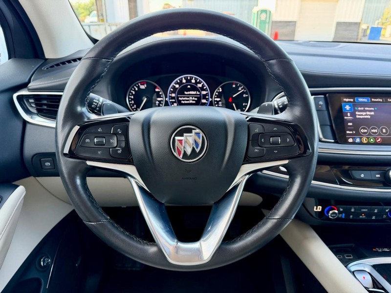Buick Enclave Vehicle Full-screen Gallery Image 17