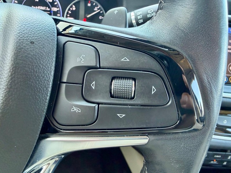 Buick Enclave Vehicle Full-screen Gallery Image 19