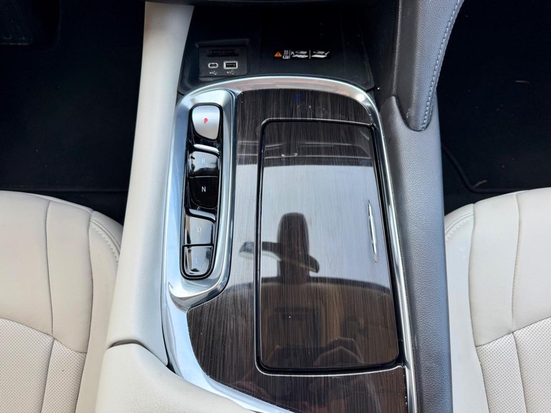 Buick Enclave Vehicle Full-screen Gallery Image 24