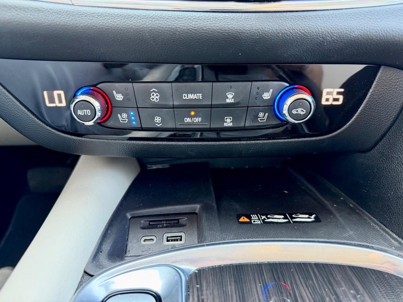 Buick Enclave Vehicle Full-screen Gallery Image 26