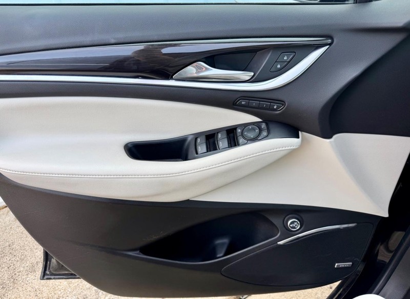 Buick Enclave Vehicle Full-screen Gallery Image 29
