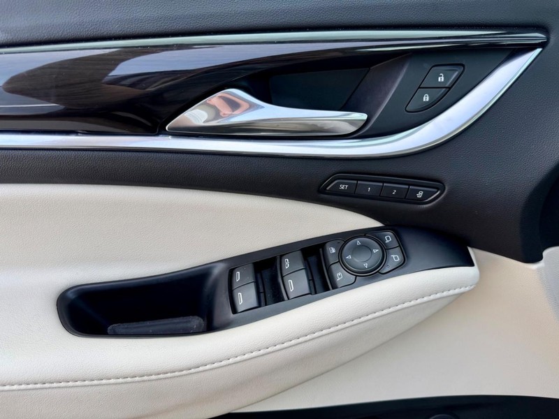 Buick Enclave Vehicle Full-screen Gallery Image 30