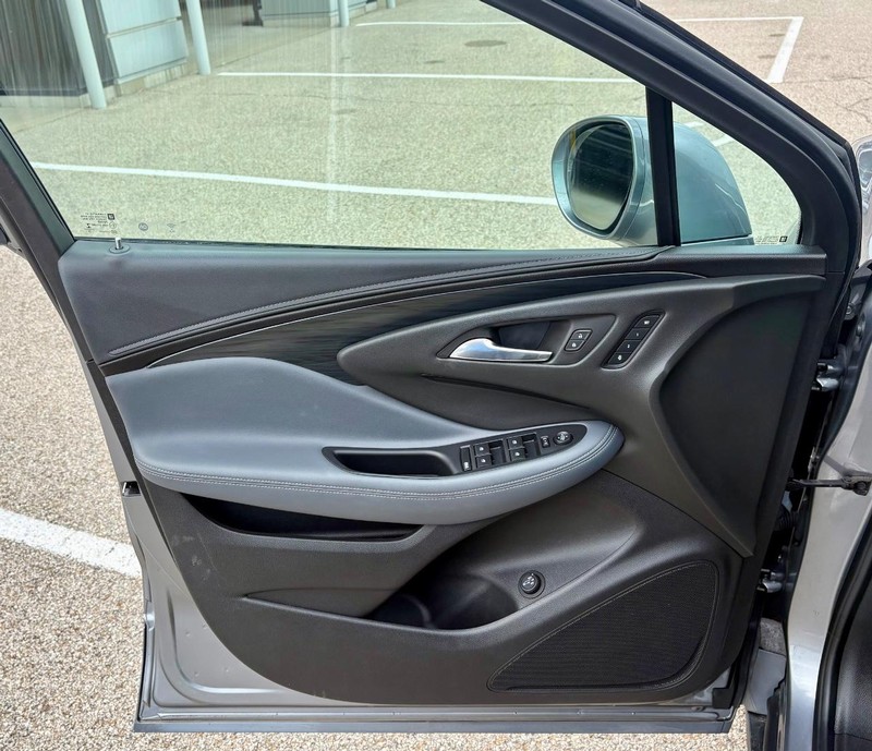 Buick Envision Vehicle Full-screen Gallery Image 17
