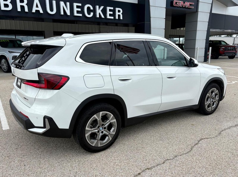 BMW X1 Vehicle Full-screen Gallery Image 03