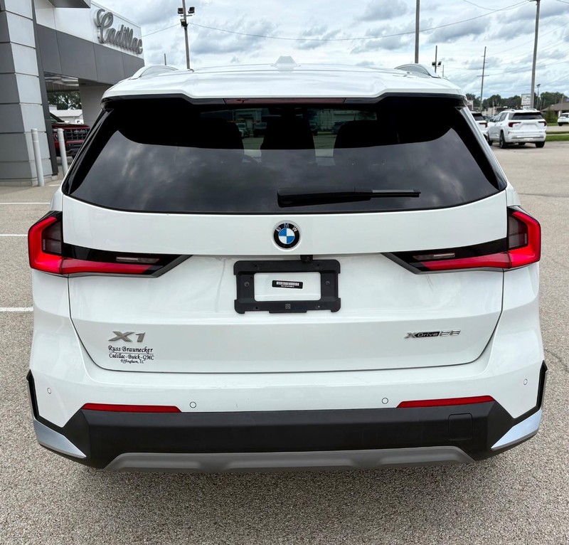 BMW X1 Vehicle Full-screen Gallery Image 04