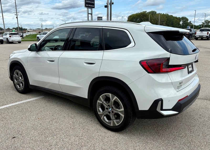 BMW X1 Vehicle Full-screen Gallery Image 06