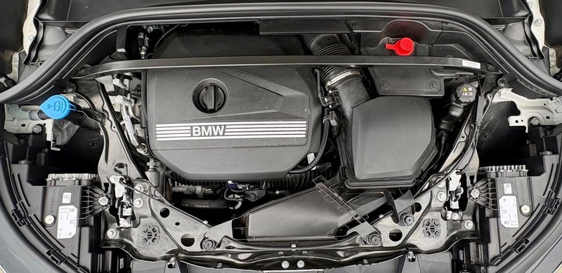 BMW X1 Vehicle Full-screen Gallery Image 09