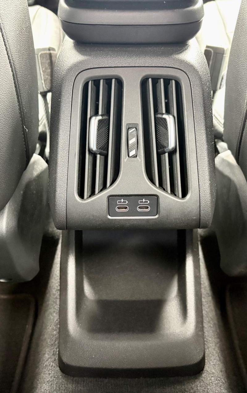 BMW X1 Vehicle Full-screen Gallery Image 12