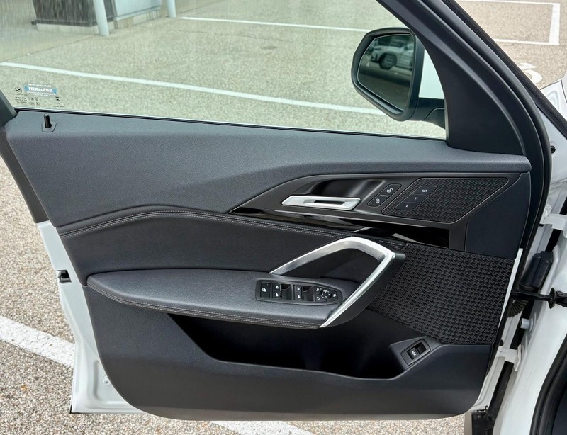 BMW X1 Vehicle Full-screen Gallery Image 16