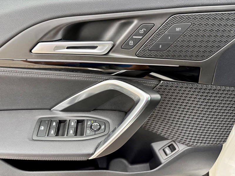 BMW X1 Vehicle Full-screen Gallery Image 17