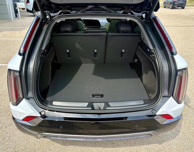 2027 Cadillac OPTIQ Sport thumbnail image 05
