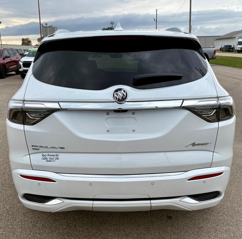 Buick Enclave Vehicle Full-screen Gallery Image 04