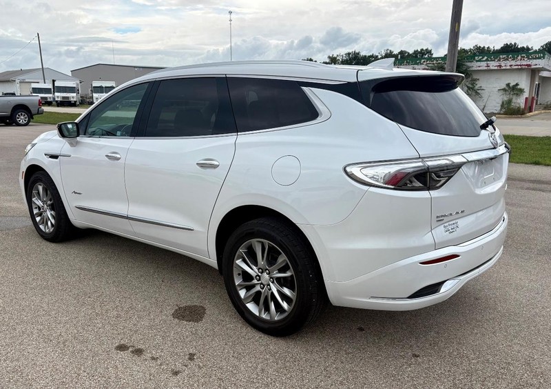 Buick Enclave Vehicle Full-screen Gallery Image 08