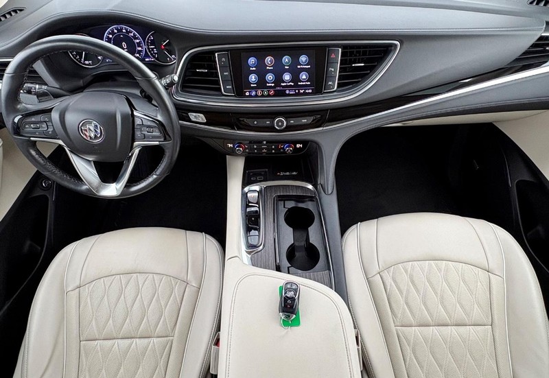 Buick Enclave Vehicle Full-screen Gallery Image 16
