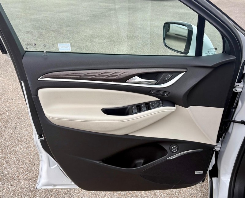 Buick Enclave Vehicle Full-screen Gallery Image 19