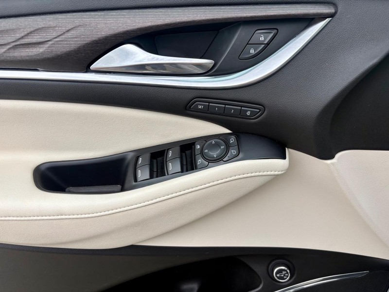 Buick Enclave Vehicle Full-screen Gallery Image 20