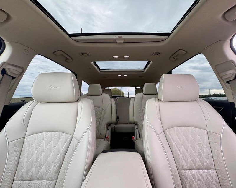 Buick Enclave Vehicle Full-screen Gallery Image 32