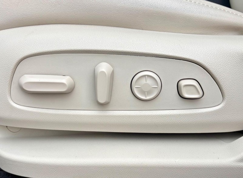 Buick Enclave Vehicle Full-screen Gallery Image 36