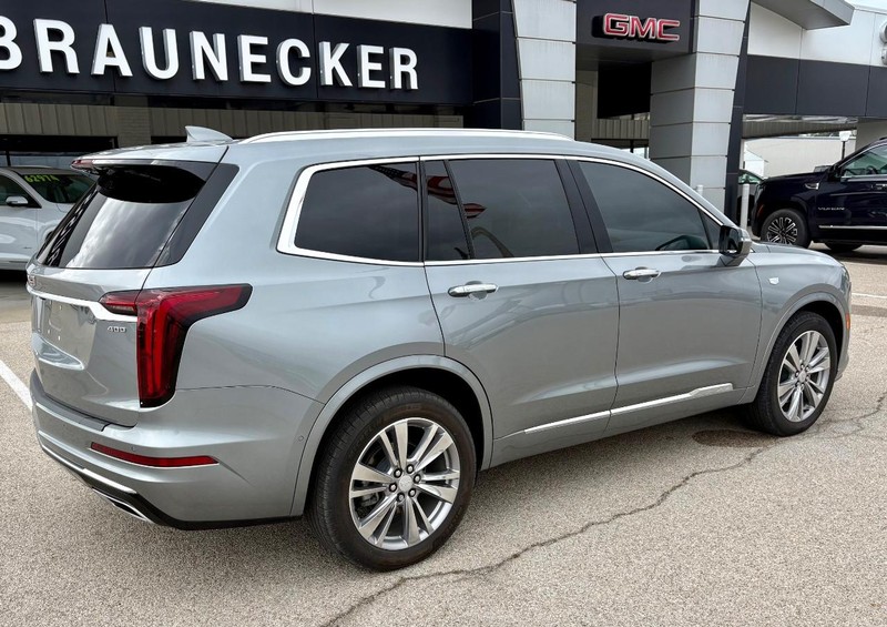 Cadillac XT6 Vehicle Full-screen Gallery Image 03