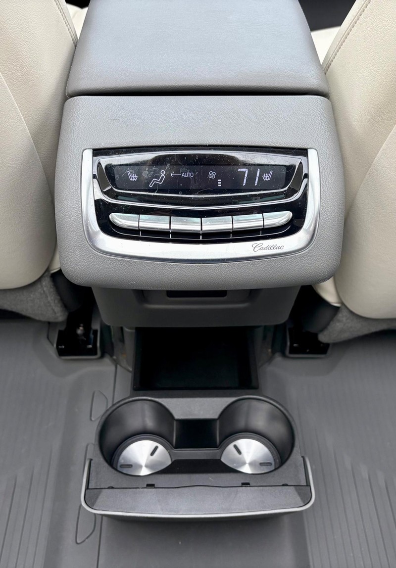 Cadillac XT6 Vehicle Full-screen Gallery Image 14