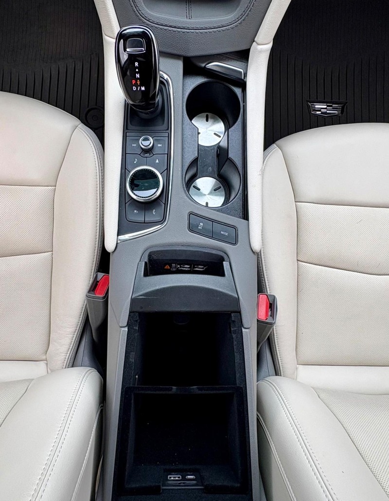 Cadillac XT6 Vehicle Full-screen Gallery Image 16