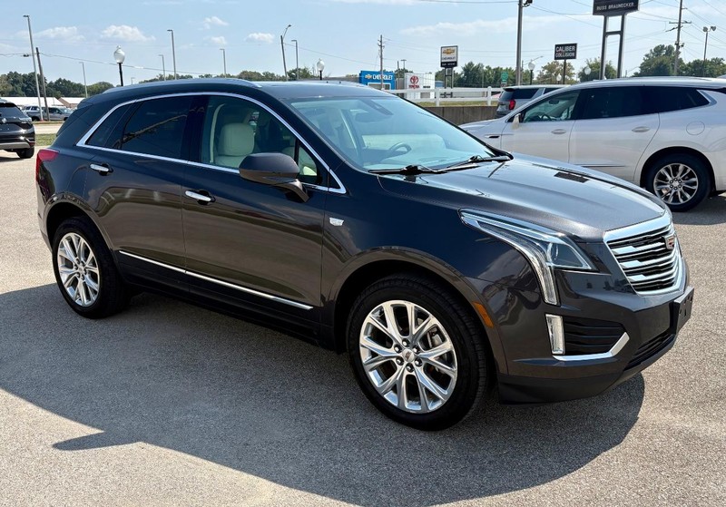 Cadillac XT5 Vehicle Full-screen Gallery Image 02