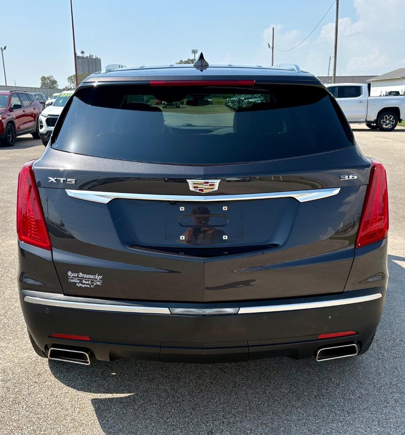 Cadillac XT5 Vehicle Full-screen Gallery Image 04