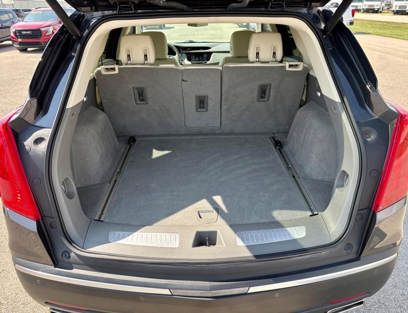 Cadillac XT5 Vehicle Full-screen Gallery Image 05