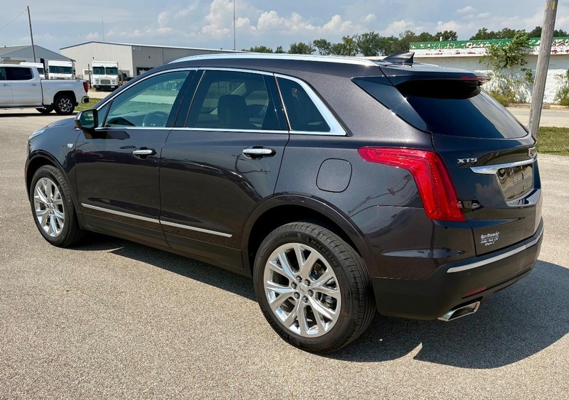 Cadillac XT5 Vehicle Full-screen Gallery Image 06