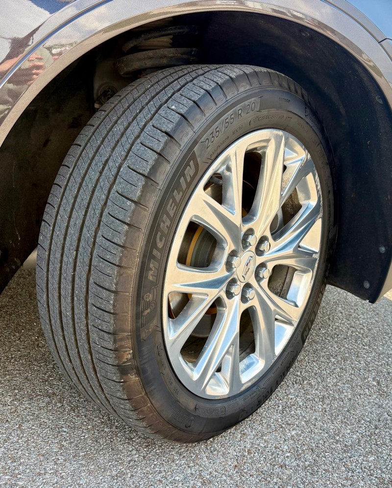 Cadillac XT5 Vehicle Full-screen Gallery Image 10