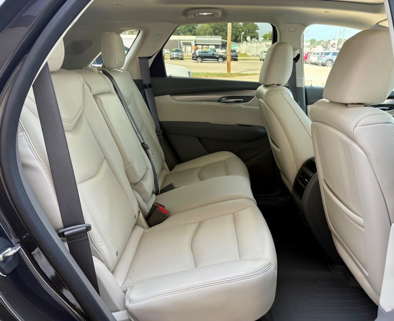 Cadillac XT5 Vehicle Full-screen Gallery Image 11