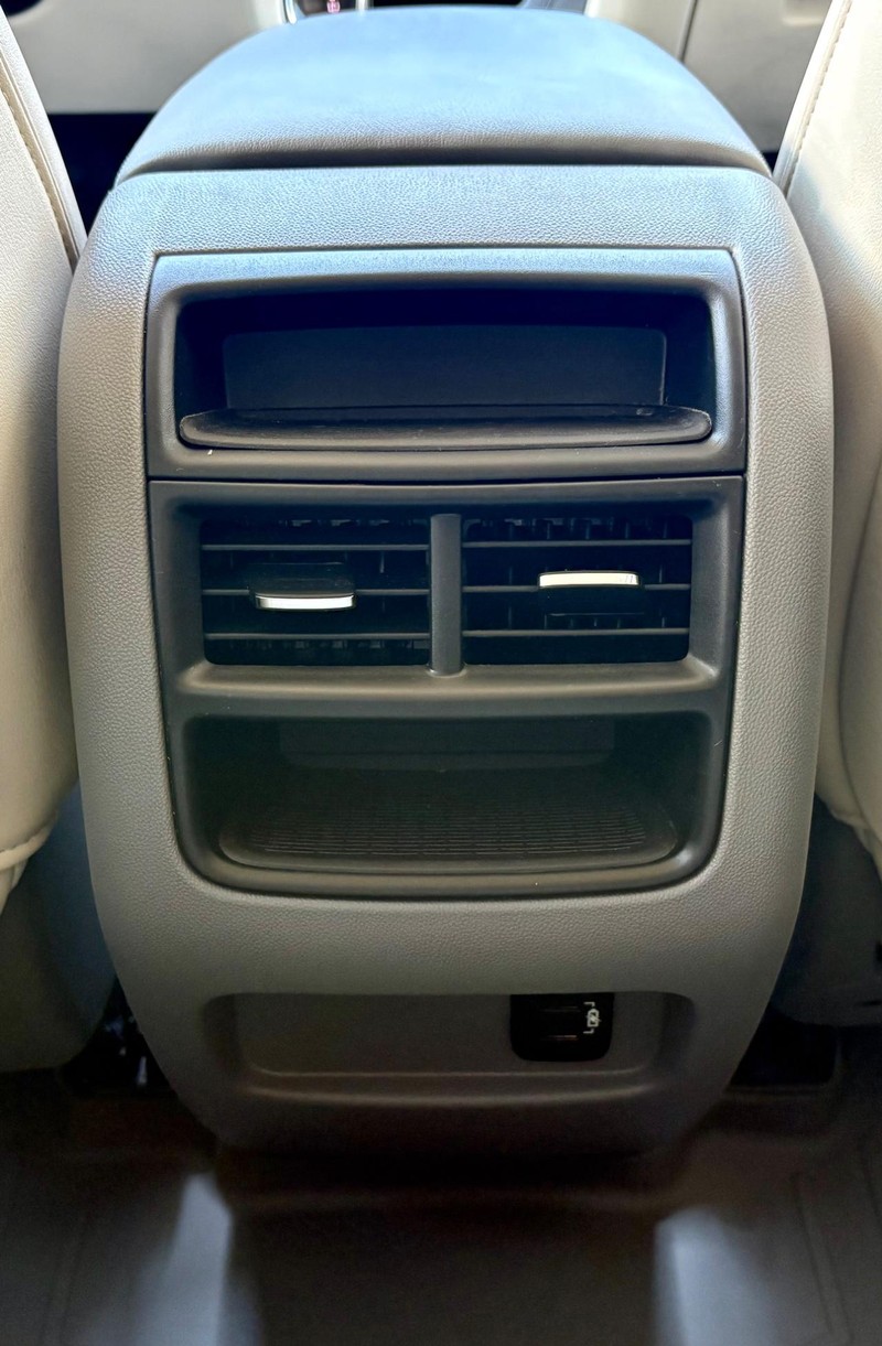 Cadillac XT5 Vehicle Full-screen Gallery Image 12
