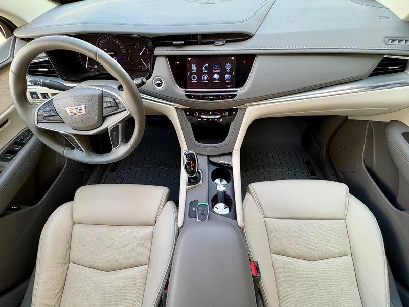 Cadillac XT5 Vehicle Full-screen Gallery Image 13