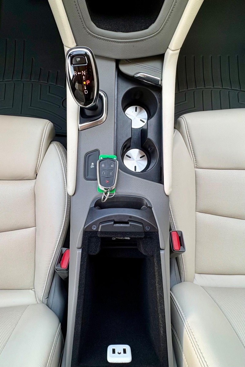 Cadillac XT5 Vehicle Full-screen Gallery Image 14