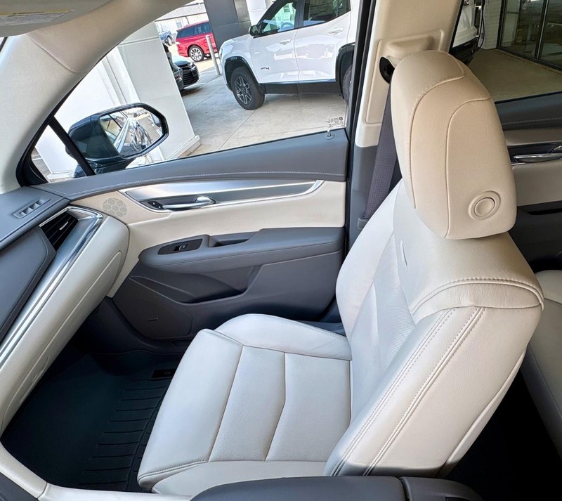 Cadillac XT5 Vehicle Full-screen Gallery Image 15