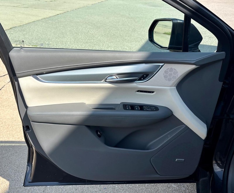 Cadillac XT5 Vehicle Full-screen Gallery Image 16