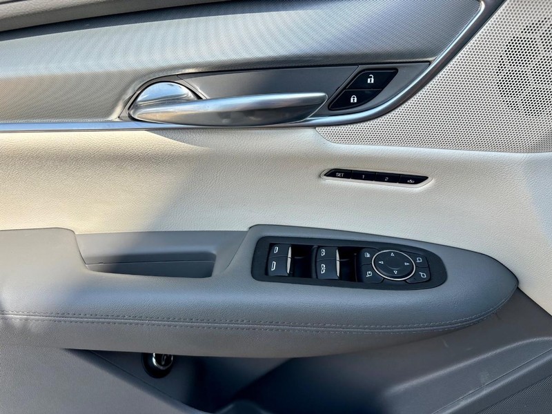 Cadillac XT5 Vehicle Full-screen Gallery Image 17