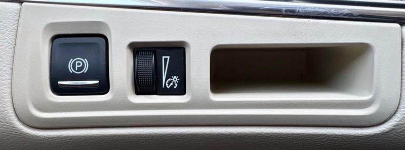 Cadillac XT5 Vehicle Full-screen Gallery Image 18