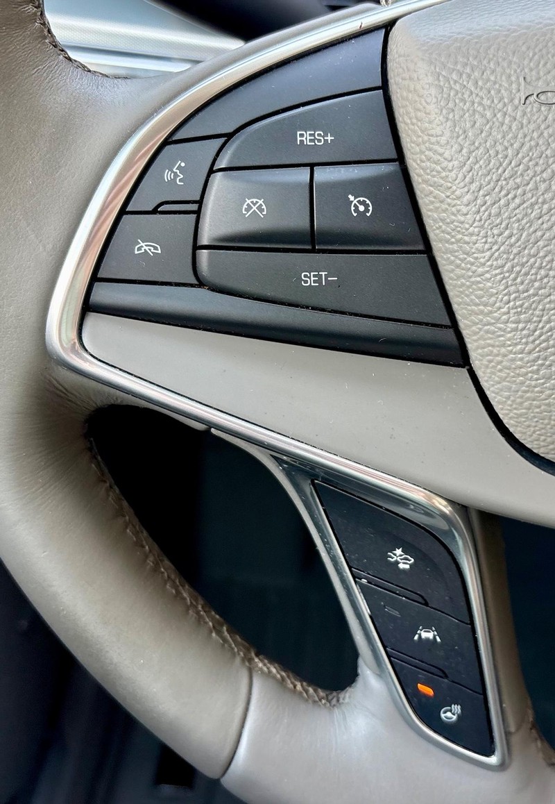 Cadillac XT5 Vehicle Full-screen Gallery Image 21