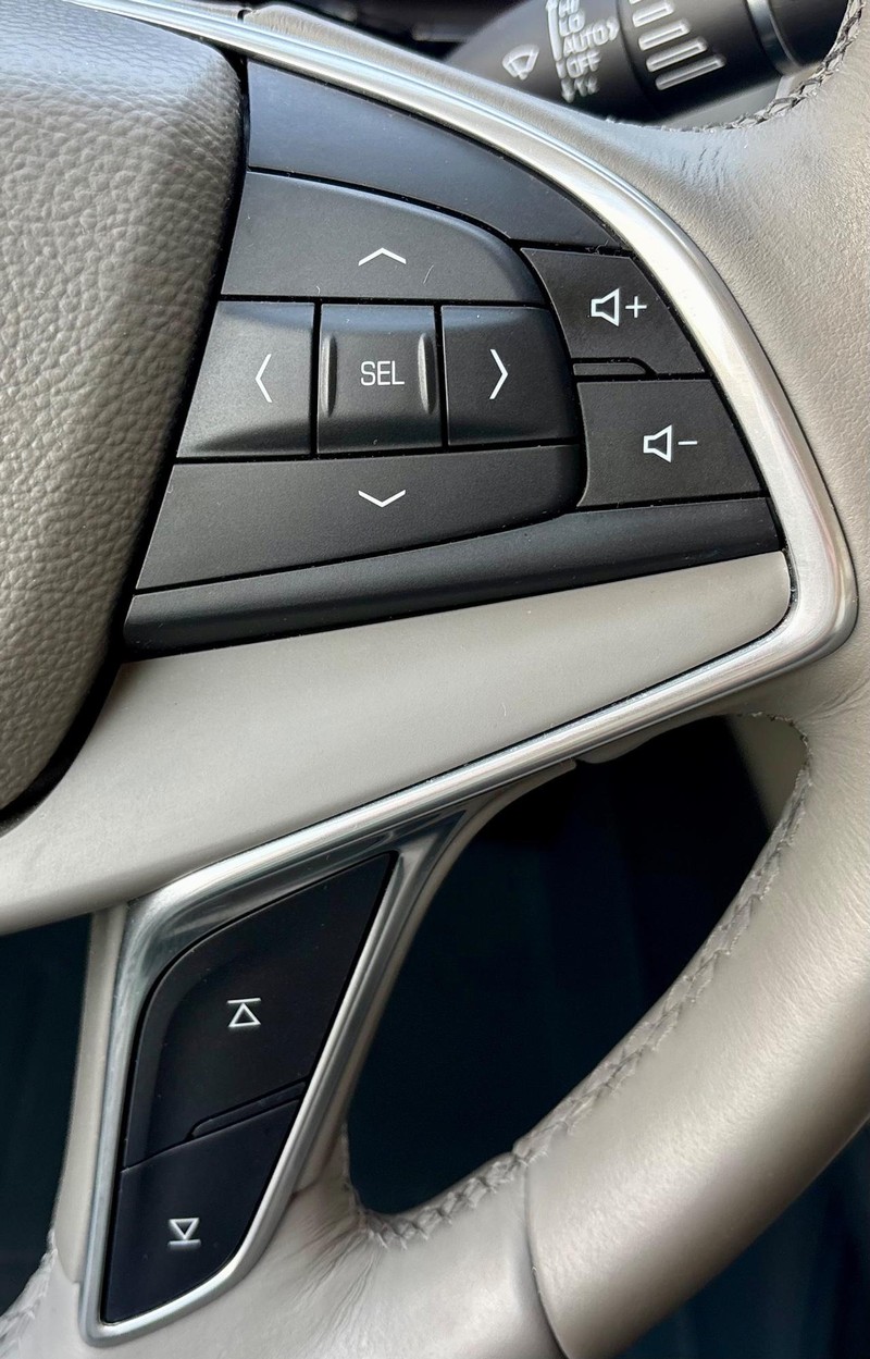 Cadillac XT5 Vehicle Full-screen Gallery Image 22