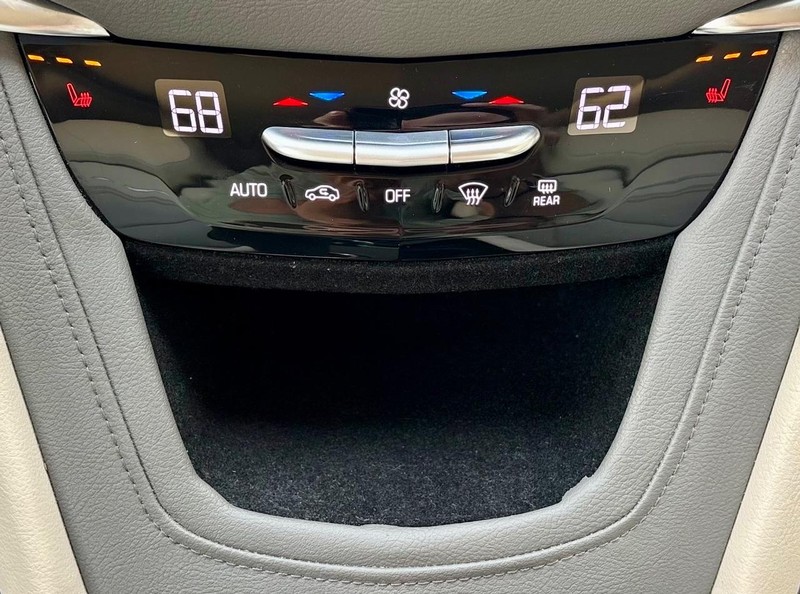Cadillac XT5 Vehicle Full-screen Gallery Image 28