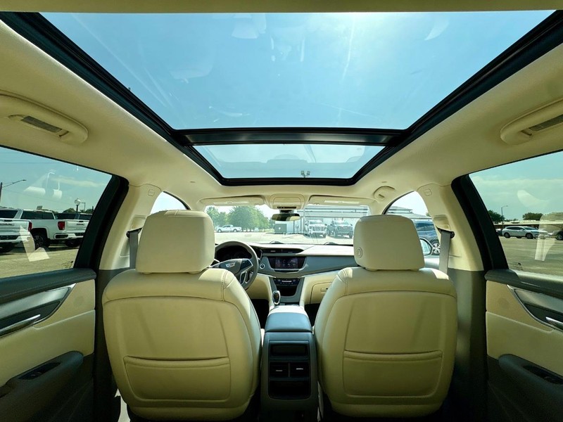 Cadillac XT5 Vehicle Full-screen Gallery Image 30