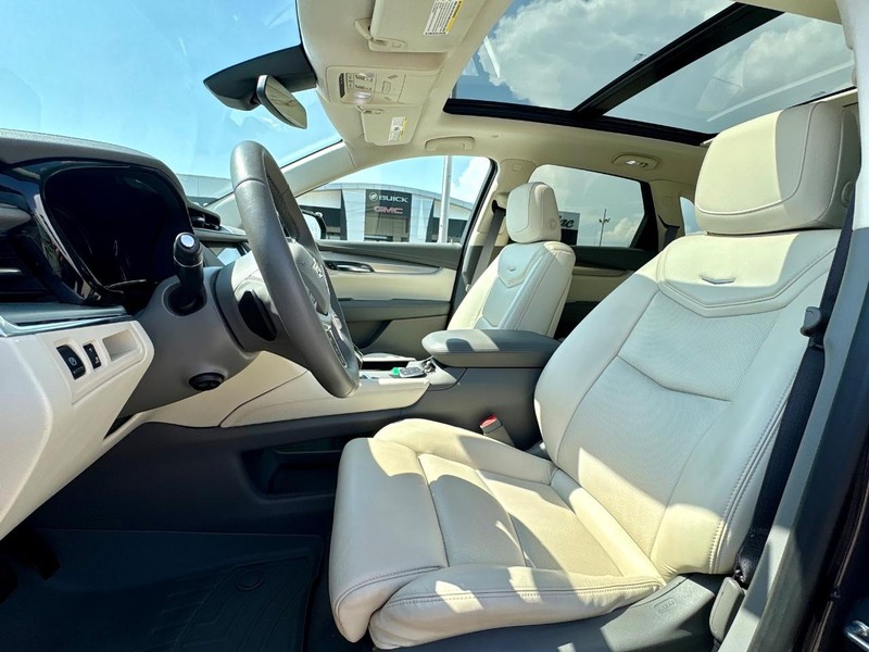 Cadillac XT5 Vehicle Full-screen Gallery Image 32