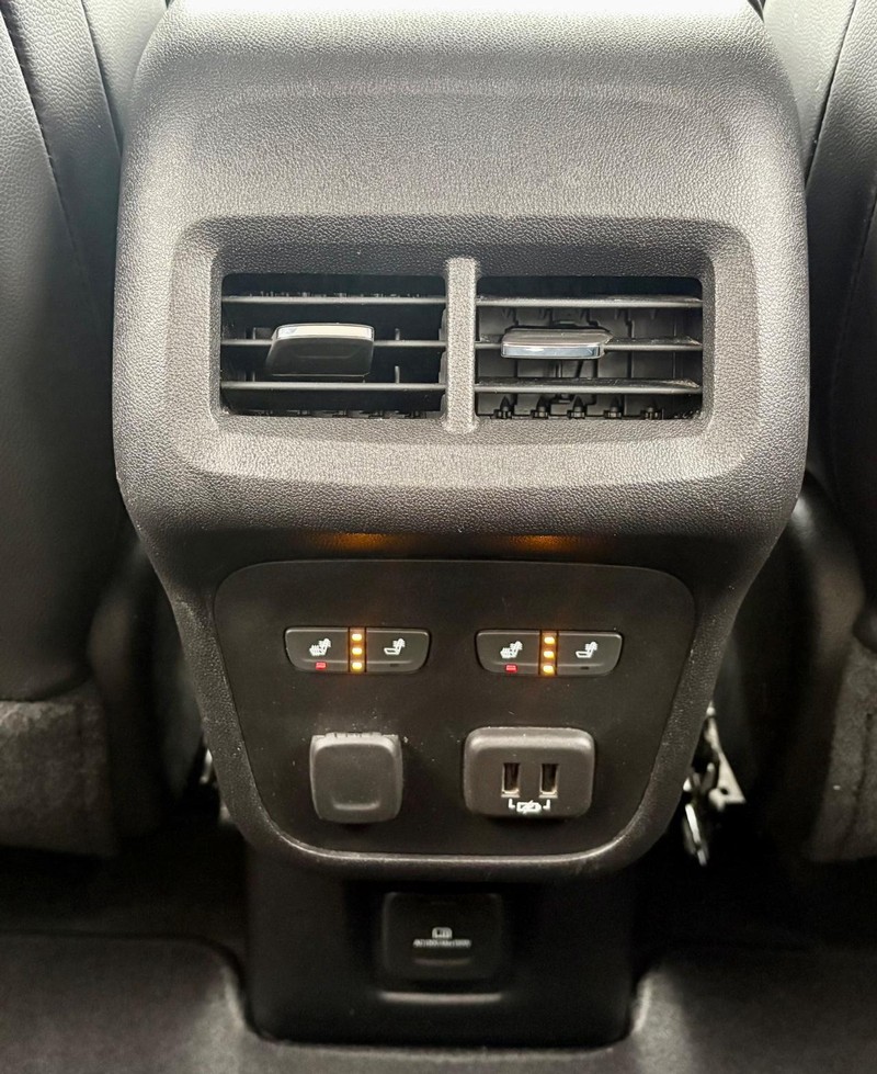 Chevrolet Equinox Vehicle Full-screen Gallery Image 12
