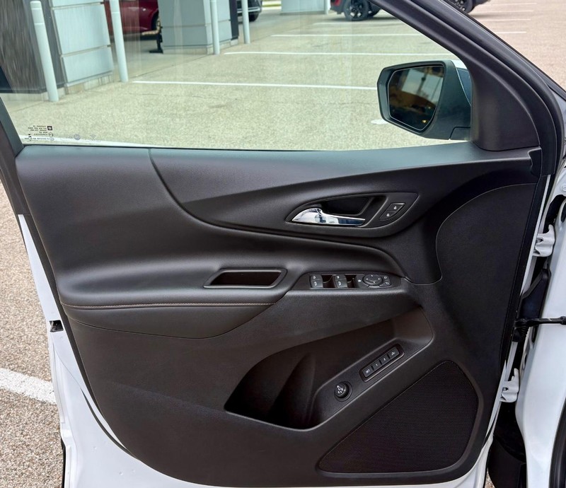 Chevrolet Equinox Vehicle Full-screen Gallery Image 20