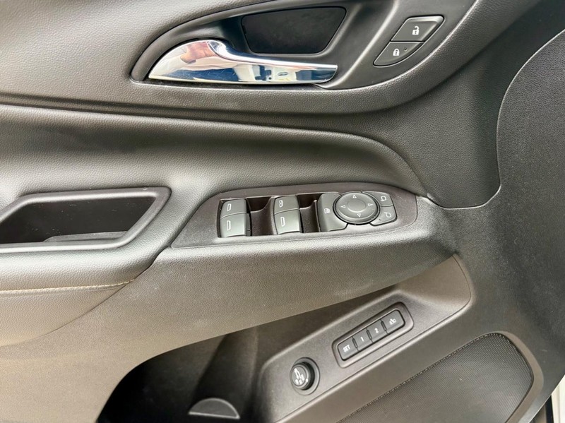 Chevrolet Equinox Vehicle Full-screen Gallery Image 25