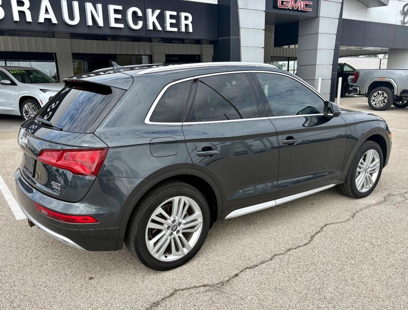 Audi Q5 Vehicle Full-screen Gallery Image 03