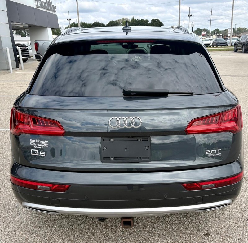 Audi Q5 Vehicle Full-screen Gallery Image 04