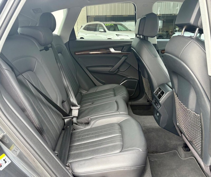 Audi Q5 Vehicle Full-screen Gallery Image 11