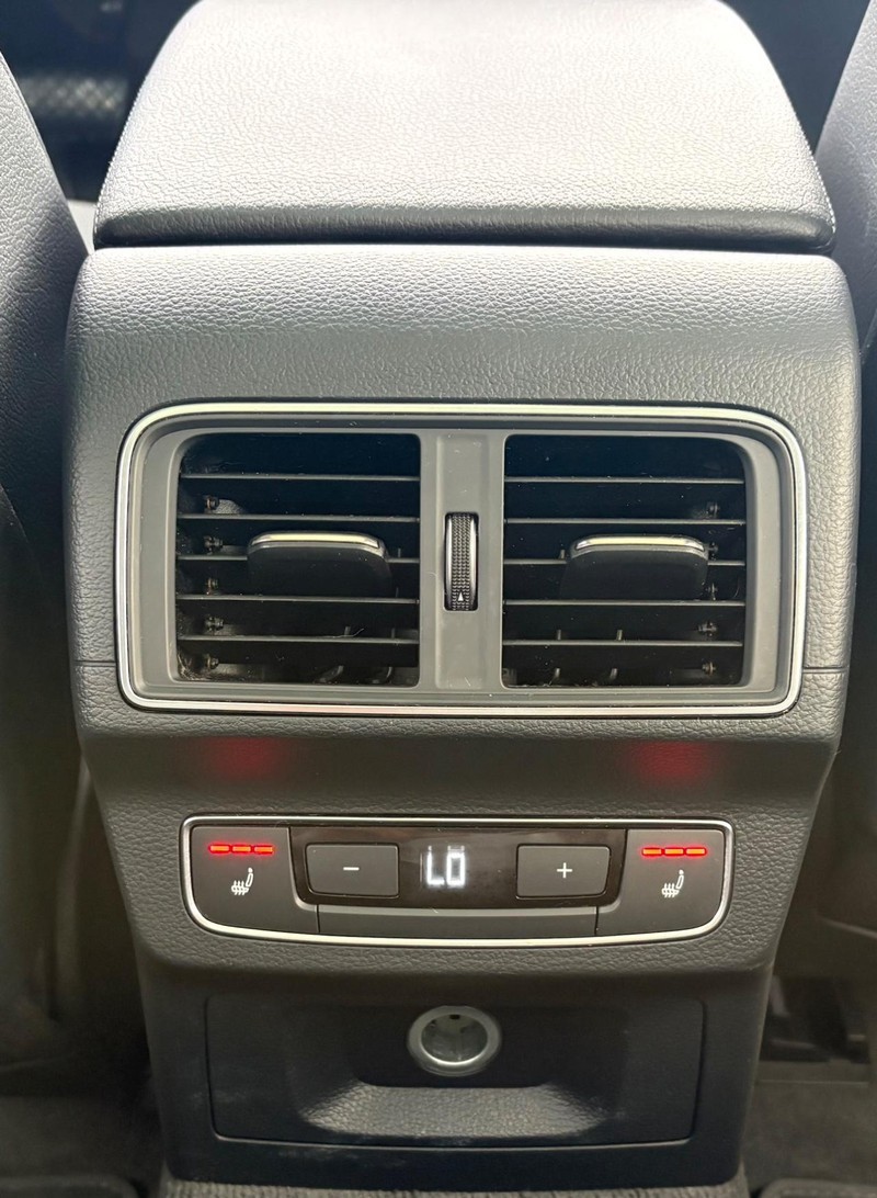 Audi Q5 Vehicle Full-screen Gallery Image 12